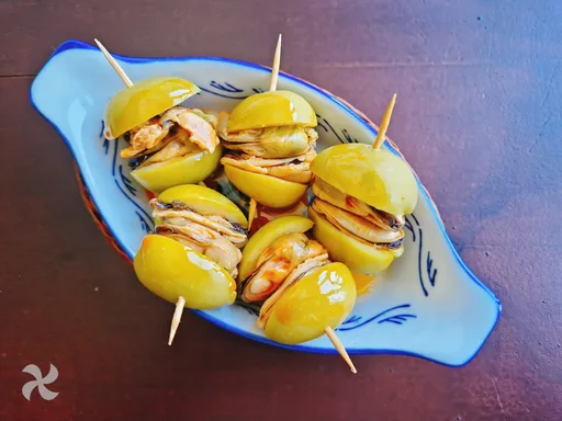 Pincho de aceituna gordal rellena de mejillones en escabeche