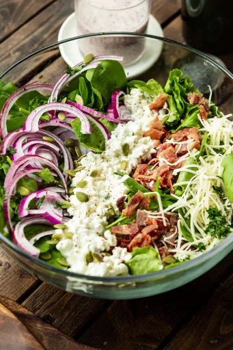 Ensalada de espinacas con aderezo de semillas de amapola