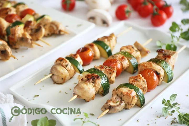 Cómo hacer brochetas de pollo con verduras