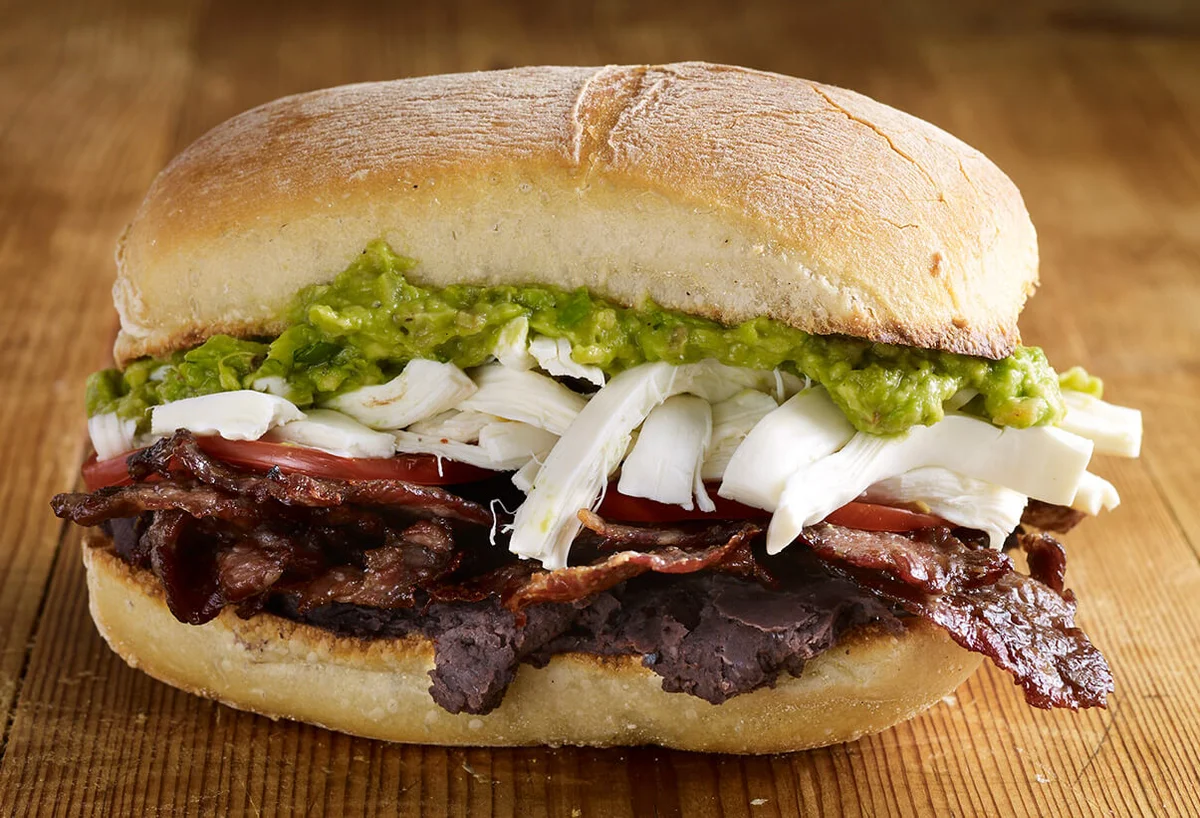 Torta de tasajo con guacamole ahumado