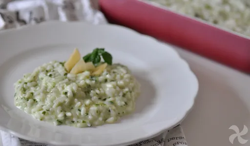 Risotto con pesto de yogur y lechuga