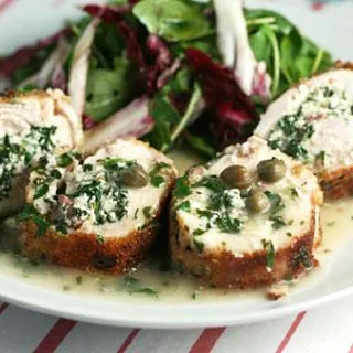 Espirales de pollo rellenos con salsa de vino blanco