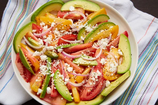 Ensalada de tomate y aguacate con queso fresco