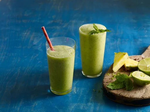 Batido tropical de menta, piña y lima