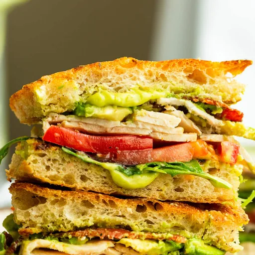 Sándwich de pavo, beicon y aguacate
