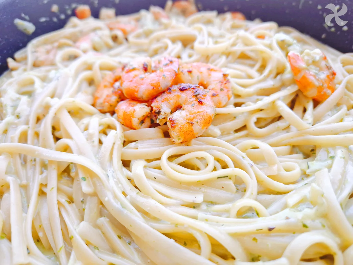 Tallarines con gambas al ajillo y salsa cremosa de pesto