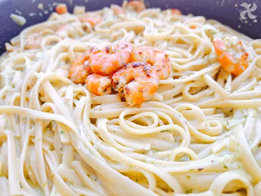 Tallarines con gambas al ajillo y salsa cremosa de pesto