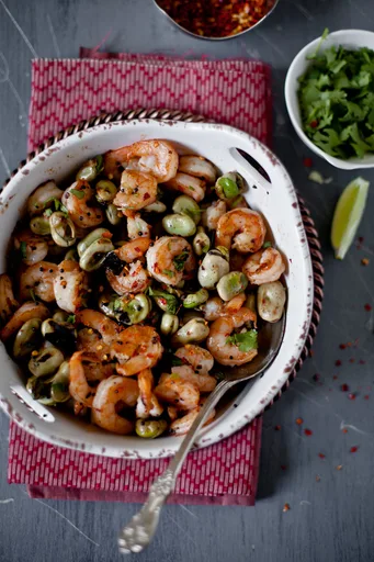 Tacos de habas y gambas con alioli de mostaza y sriracha