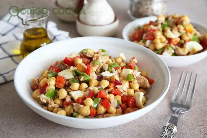 Ensalada de garbanzos con atún y huevo
