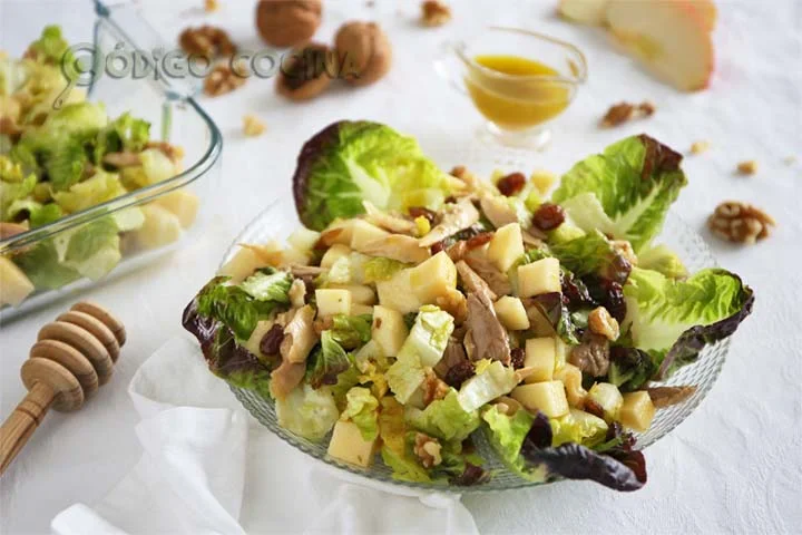 Ensalada de pollo y manzana con vinagreta de miel