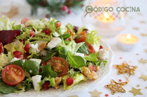Ensalada con granada, queso de cabra y nueces