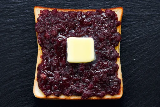 Tostada Ogura (tostada japonesa de judías rojas)