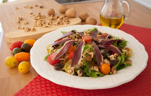 Ensalada con jamón de pato y cebolla caramelizada