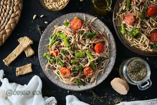 Espaguetis de espelta con bimi y tomates cherry