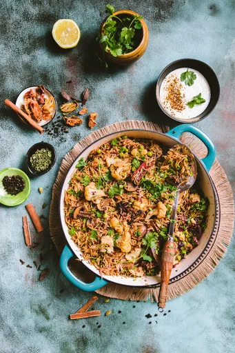 Arroz Pulao con coliflor, champiñones y guisantes