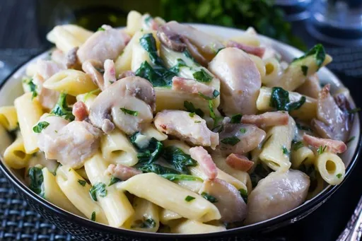 Pasta con Pollo y Bacon