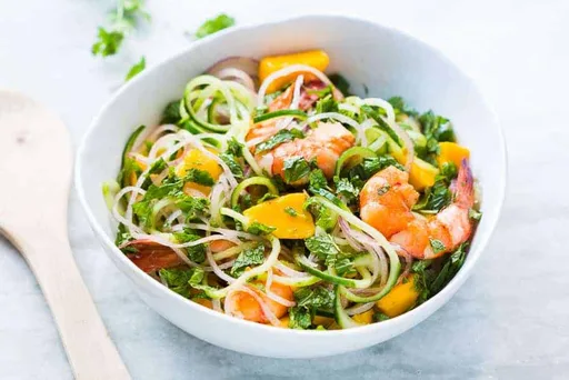 Ensalada de fideos de pepino, langostinos y mango (sin gluten)