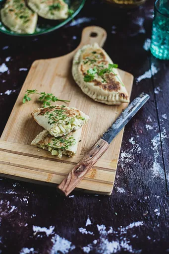 Calzone de naan con paneer y kashundi