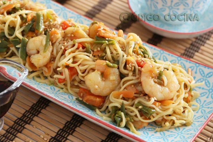 Noodles con verduras, gambas y salsa de soja