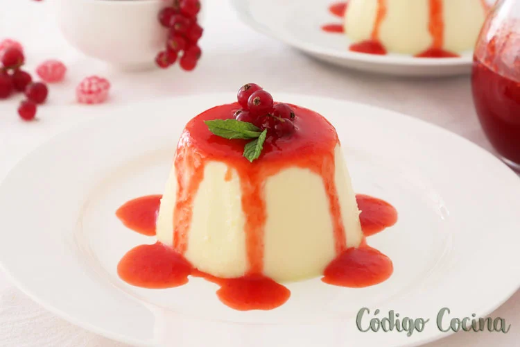 Panna cotta de chocolate blanco con coulis de fresa