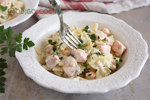 Pasta con salmón y gambas