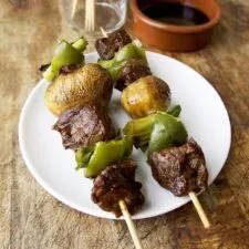 Brochetas de ternera al estilo yakitori