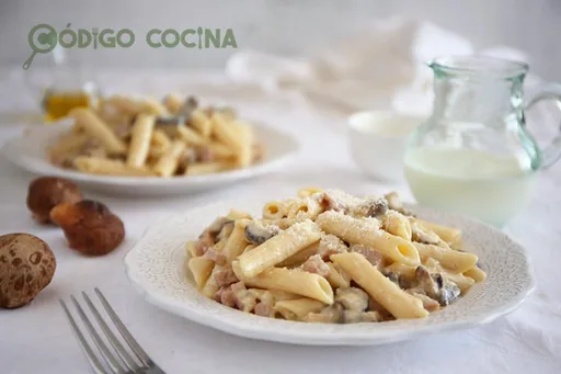 Pasta con setas, nata y jamón cocido
