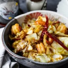 Chou sauté aux crevettes et aux piments séchés