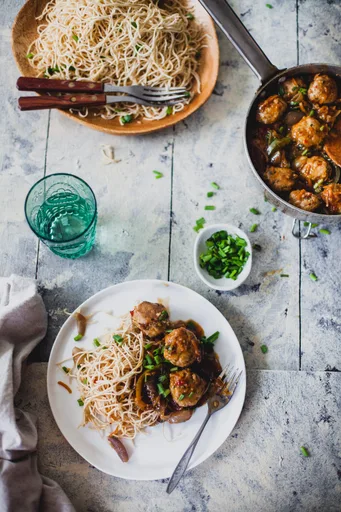 Albóndigas en salsa picante de ajo