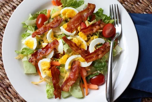 Ensalada de huerto con bacon y huevo