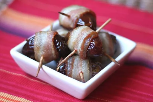 Dátiles con tocino y reducción de módena