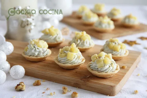 Tartaletas de queso roquefort, nueces y manzana