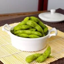 Edamame con bonito rallado y algas