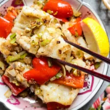 Salteado de pescado, pimiento y puerro