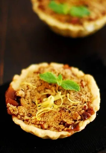 Eggless Apple Crumble Pie