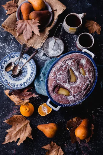 Pastel de chocolate con pera pochada a la naranja y especias