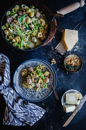 Orecchiette con salchicha, brócoli y queso de cabra