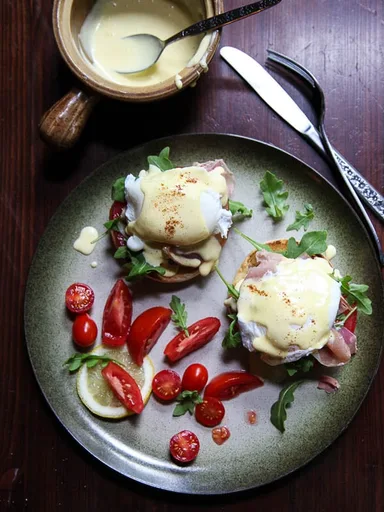 Huevos Benedictinos con rúcula y jamón serrano