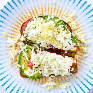 Tostada de aguacate con tomate y huevo cocido