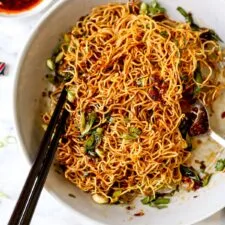 Fideos fritos a la sartén con crujiente de chile