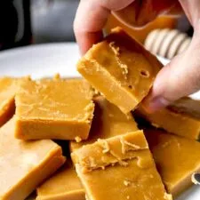 Fudge fácil de crema de cacahuete y miel