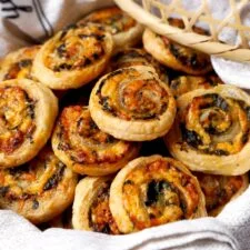 Cheesy Spinach and Sriracha Pinwheels