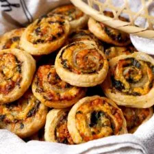 Cheesy Spinach and Sriracha Pinwheels