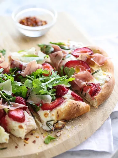 Berry with Arugula and Prosciutto Pizza