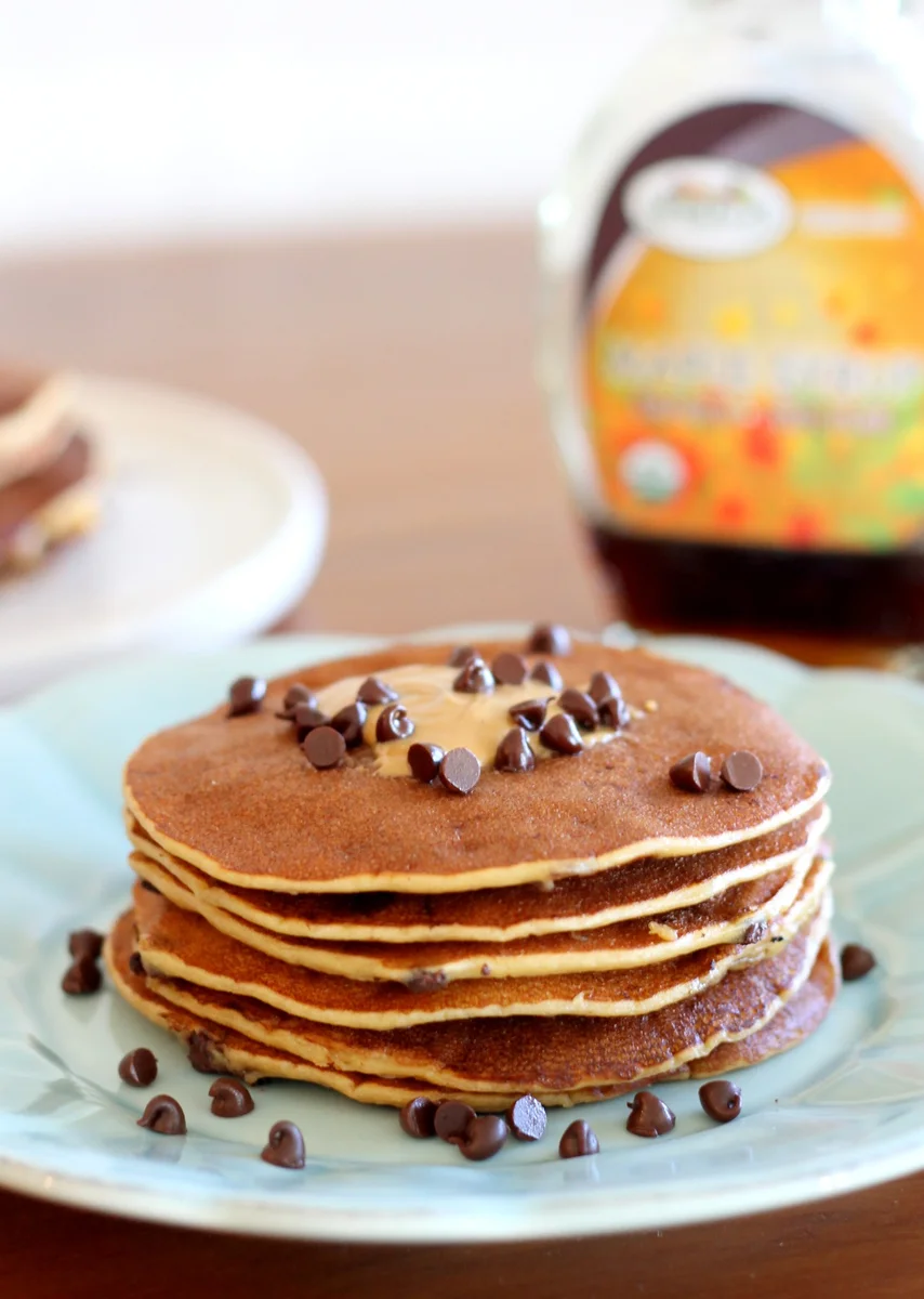 Pancakes proteicos de plátano y mantequilla de cacahuete