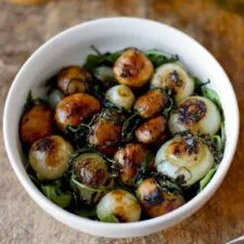 Cebollitas platillo y champiñones salteados con mantequilla de ajo