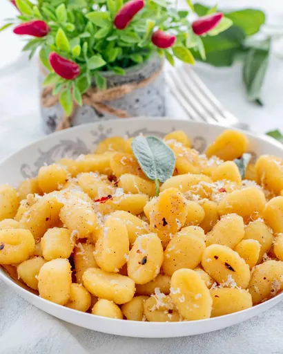 Ñoquis a la mantequilla con ajo y parmesano