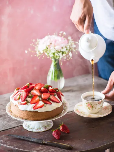 Pastel de almendras tostadas con fresas y nata