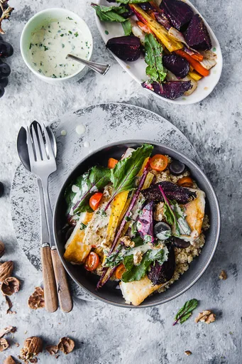 Ensalada de remolacha asada, zanahoria y quinoa con aderezo de yogur especiado
