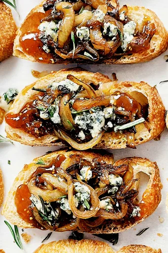 Crostini de cebolla caramelizada con mermelada de higos y queso azul